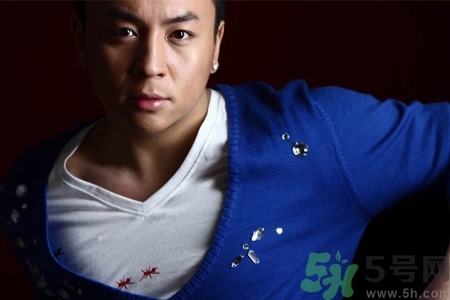 男性耳飾怎么挑選？男生耳釘左右耳的含義是什么？