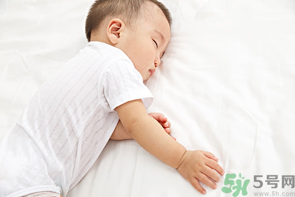 寶寶睡覺張著嘴是怎么回事？寶寶睡覺為什么張著嘴？
