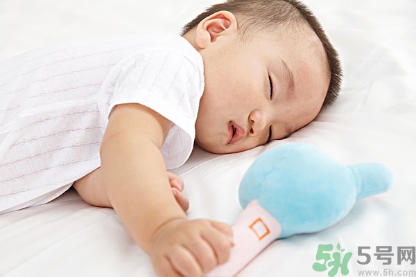 寶寶睡覺張著嘴是怎么回事？寶寶睡覺為什么張著嘴？