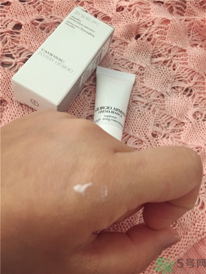 阿瑪尼黑鑰匙至臻奐顏精華乳怎么樣？阿瑪尼黑鑰匙精華乳好用嗎？