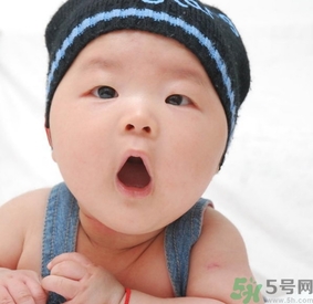 寶寶多大穿鞋子比較好？寶寶多大可以穿鞋？