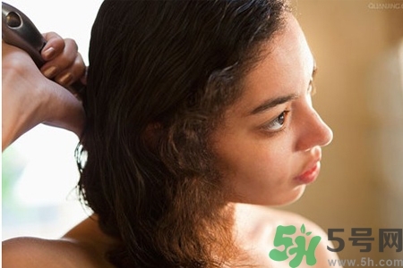 睡前能梳頭嗎？睡覺前梳頭會影響睡眠嗎？