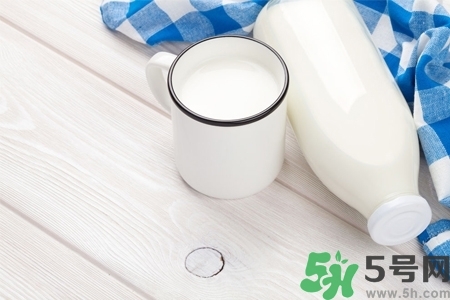 核桃奶和純牛奶哪個營養(yǎng)價值比較高？核桃奶和純牛奶的區(qū)別
