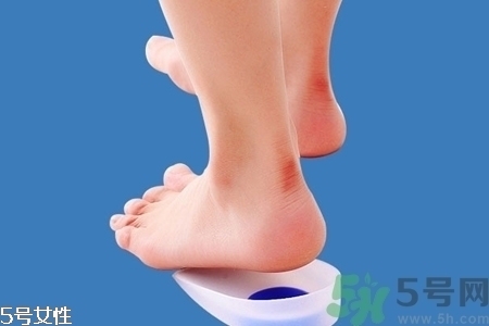 腳后跟腫是什么原因引起的？腳后跟腫怎么辦？