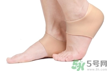 腳后跟腫是什么原因引起的？腳后跟腫怎么辦？