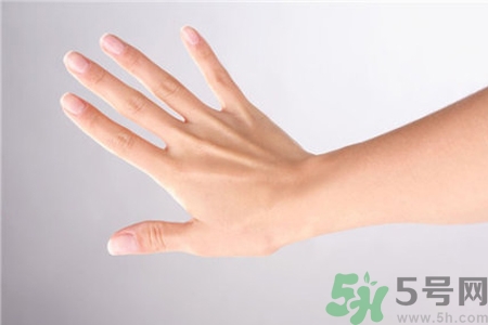 指甲變白是怎么回事？指甲發(fā)白是缺什么嗎？
