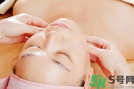面部刮痧用什么精油好？面部精油刮痧有什么好處？