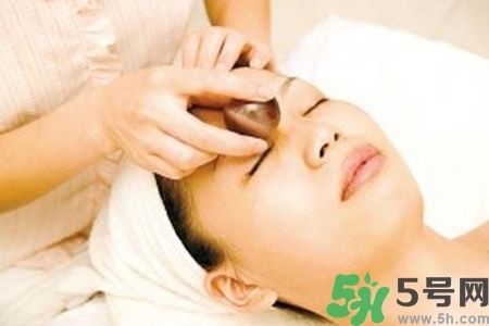 面部刮痧用什么精油好？面部精油刮痧有什么好處？