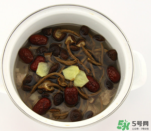 燉排骨什么時候放鹽最好？燉排骨放什么調料？