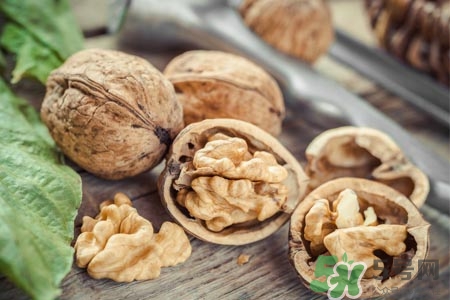 吃核桃能治療脫發(fā)嗎？脫發(fā)吃核桃有用嗎？