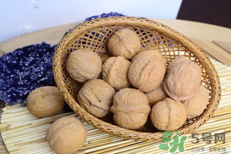 吃核桃能治白發(fā)嗎？白頭發(fā)多吃核桃有用嗎？