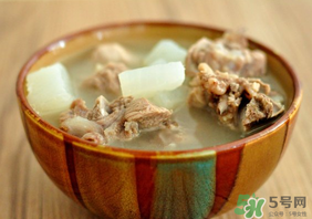 排骨湯為什么是白色的？排骨湯怎么熬成乳白色的？
