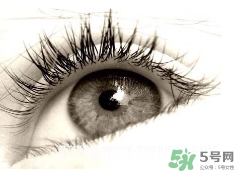 眼睛前面有黑影是怎么回事？眼睛前面有黑影是什么?。?></p><h4>視網(wǎng)膜炎</h4><p>
視網(wǎng)膜炎，以視網(wǎng)膜組織水腫、滲出和出血為主，引起不同程度的視力減退，一般繼發(fā)于脈絡(luò)膜炎，導(dǎo)致脈絡(luò)膜視網(wǎng)膜炎癥。</p><p>
其主要癥狀表現(xiàn)為：中心視力減退、視物變形，在進(jìn)行視野檢查時(shí)有中心暗點(diǎn)，所以患者會(huì)感覺有眼前有黑影的現(xiàn)象</p><h4>腫瘤</h4><p>眼腫瘤包括眼瞼、結(jié)膜、眼球各層組織以及眼附件的腫瘤，無論良性或是惡性腫瘤均可損害眼部組織及其功能。一旦損傷到眼部相應(yīng)的部位，患者則會(huì)出現(xiàn)眼前有黑影的現(xiàn)象。</p><p style=