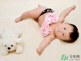 冬天出生的寶寶穿什么衣服？冬天出生的寶寶要準(zhǔn)備什么衣服？