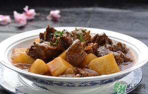 煮牛肉什么時候放鹽？燉牛肉什么時候放鹽好？