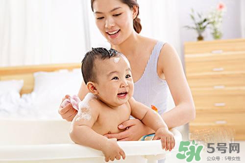 寶寶冬天多久洗一次澡？寶寶冬天洗澡水溫多少度合適？