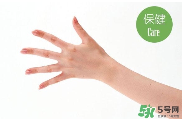 睡覺睡到半夜手麻是怎么回事？睡覺睡到半夜手麻怎么辦？