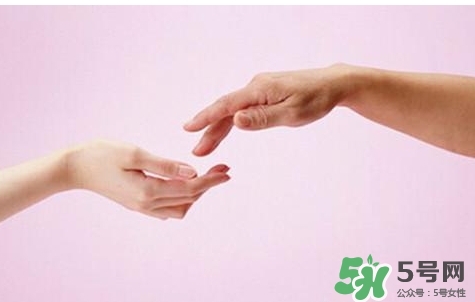 睡覺睡到半夜手麻是怎么回事？睡覺睡到半夜手麻怎么辦？