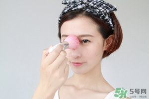冬天化妝要用散粉嗎？冬天化妝需要定妝粉嗎？