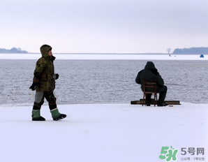冬天釣魚用什么餌料？冬天釣魚用什么小藥？
