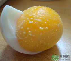 熟雞蛋滾臉有什么好處？熟雞蛋滾臉能吸毒素嗎？