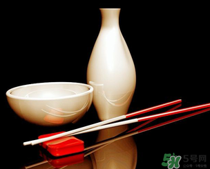 白酒可以帶上飛機(jī)嗎？飛機(jī)可以托運(yùn)白酒嗎？