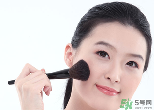 冬天化妝起皮怎么辦？冬天化妝臉干怎么辦？