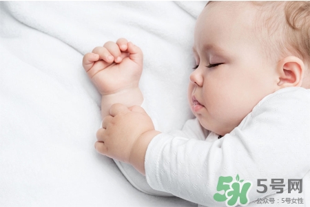 寶寶可以穿毛衣嗎？千萬(wàn)別給寶寶穿高領(lǐng)毛衣