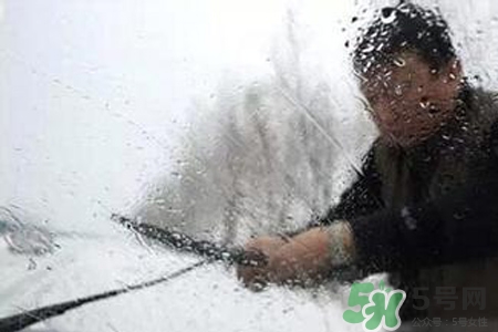 冬天早上車玻璃上的冰霜怎么弄？冬天早上車玻璃上的霧怎么弄？
