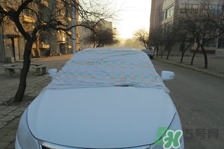 冬天早上車玻璃上的冰霜怎么弄？冬天早上車玻璃上的霧怎么弄？