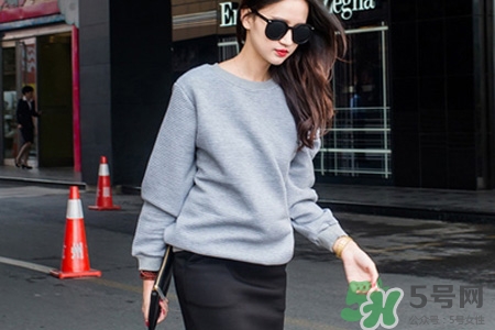 冬天衛(wèi)衣里面穿什么？套頭衛(wèi)衣里面還穿衣服么？