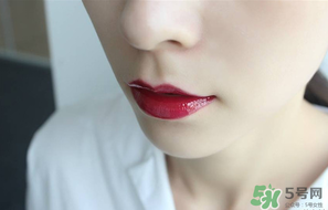 圣羅蘭唇釉怎么涂？ysl唇釉怎么涂好看？