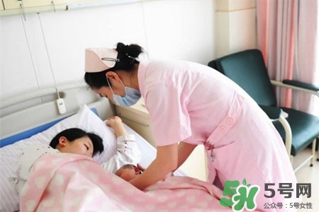 冬天哺乳穿什么？冬天哺乳期穿什么衣服喂奶好？