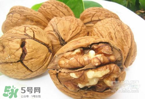 松子和核桃哪個(gè)營(yíng)養(yǎng)價(jià)值更高？松子和核桃哪個(gè)更容易發(fā)胖？