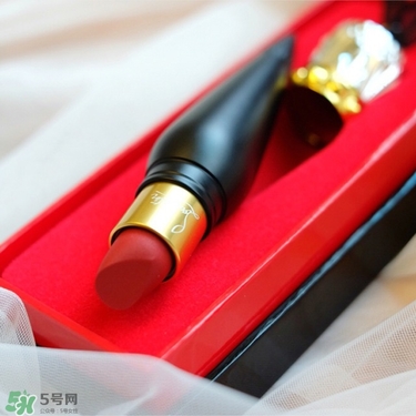 cl黑管口紅和金管有什么區(qū)別？cl黑管和cl金管哪個好？