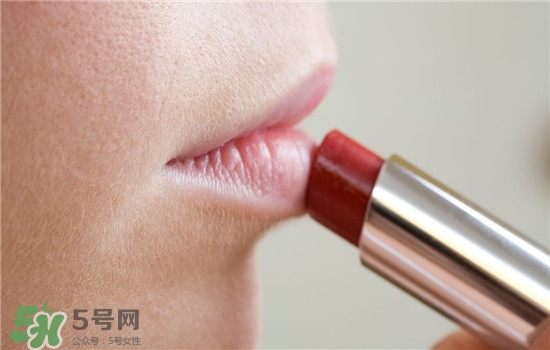 防曬唇膏要卸妝嗎？防曬唇膏晚上可以用嗎？