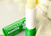 小甘菊唇膏小孩能用嗎？herbacin賀本清小甘菊唇膏小孩可以用嗎？