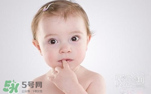 寶寶喜歡咬下嘴唇是怎么回事？寶寶喜歡咬下嘴唇怎么辦？