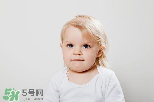 寶寶喜歡咬下嘴唇是怎么回事？寶寶喜歡咬下嘴唇怎么辦？
