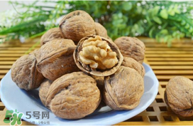 核桃皮發(fā)黑是怎么回事？核桃皮是黑色的能吃嗎？