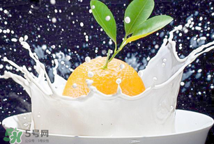 吃完橙子可以喝牛奶嗎？吃完橙子多久能喝牛奶？