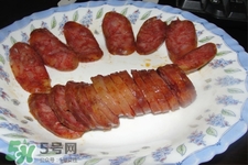 臘腸吃前需要清洗嗎？炒臘腸前要用水洗嗎？