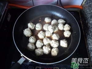 肉丸子可以用面粉嗎？肉丸子用什么粉？