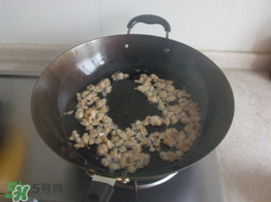 熬豬油為什么要加水？熬豬油水放多了怎么辦？