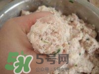 做藕丸子要放多少鹽？一斤藕做藕圓子放多少鹽合適？