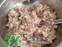 做藕丸子要放多少鹽？一斤藕做藕圓子放多少鹽合適？