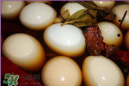 腌雞蛋要加料酒嗎？腌雞蛋時(shí)放料酒行嗎？