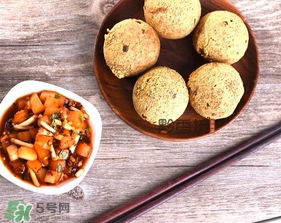 豆腐丸子要用面粉嗎？做豆腐丸子是用面粉還是淀粉？