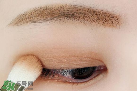 李圣經(jīng)妝容怎么化？李圣經(jīng)仿妝教程