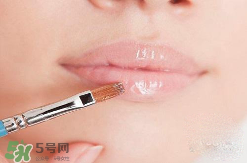 嘴唇干裂涂蜂蜜有用嗎？怎樣用蜂蜜改善嘴唇干裂？